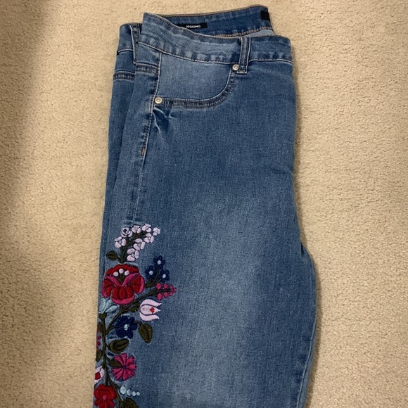 Bluenotes Jegging with pretty flower stitch - Picture 2 of 4